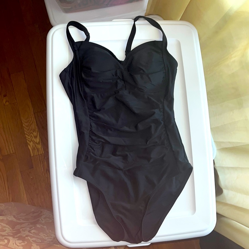 One piece black elegant bathing suit
